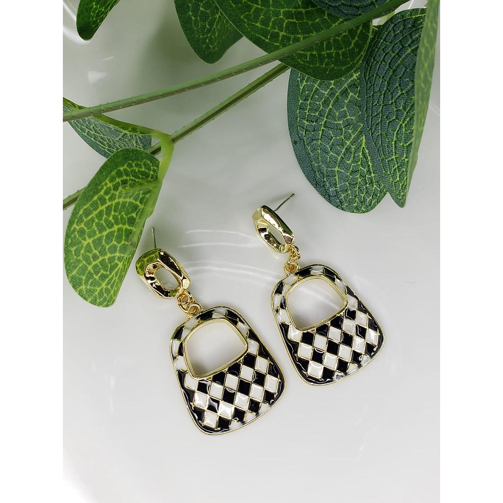ARETES GOLD CUADRADO NEGRO Y BLANCO LAMINADO EN ORO